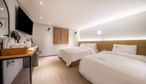 Room (Twin (Queen Bed Sleeping Duck)-No smo)