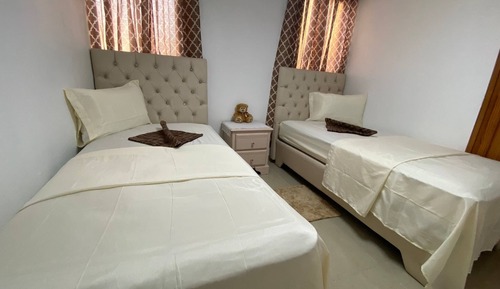 Apartamento, 3 habitaciones, fumadores, patio