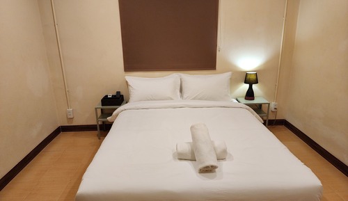 Habitación básica doble, 1 cama de matrimonio, baño compartido, planta baja