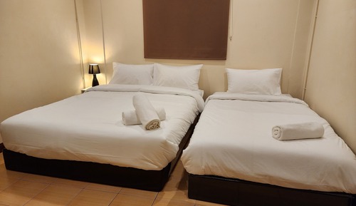 Habitación triple básica, varias camas, baño compartido, planta baja