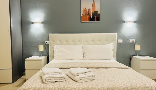 Habitación básica con 1 cama doble o 2 individuales, baño privado