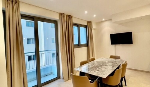 Apartamento de lujo, 2 habitaciones, balcón