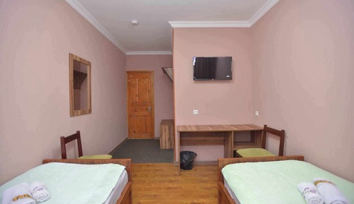 Habitación básica con 2 camas individuales
