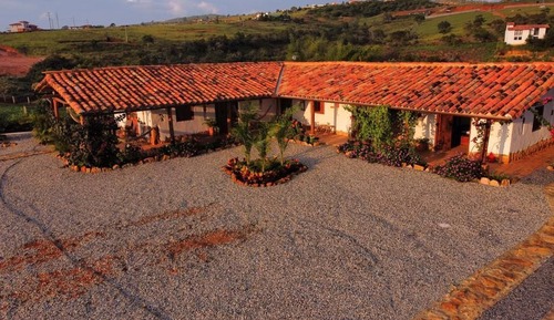 Habitación tradicional con 2 camas individuales, varias camas