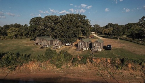 Cabaña tradicional, varias camas, vistas al lago, junto al lago (Lake Texoma Cedar Cabin - 10)