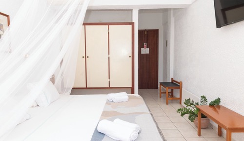 Habitación con 1 cama doble o 2 individuales, vistas parciales al mar