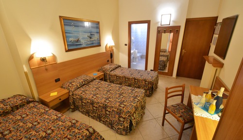 Classic Room, 3 Twin Beds, City View