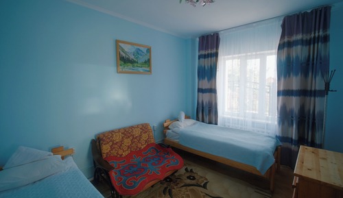 Habitación básica con 2 camas individuales, baño compartido