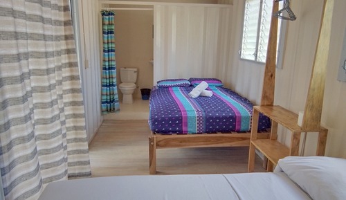 Habitación económica, 2 camas dobles, baño privado, junto a la playa