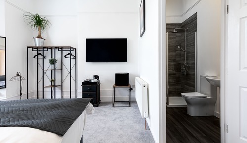 Habitación superior con 2 camas individuales, vistas al jardín
