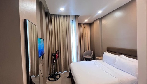 Habitación básica doble, 1 cama doble, sin ventanas, vistas a la ciudad