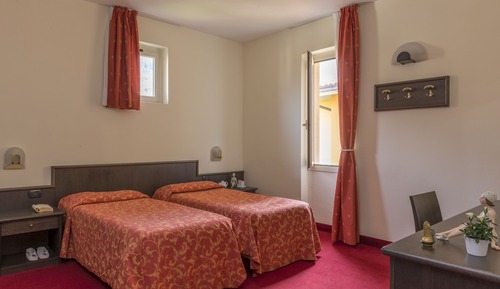 Habitación básica con 2 camas individuales