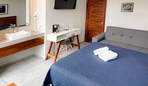 Habitación estándar, 1 cama de matrimonio con sofá cama, vistas a la colina