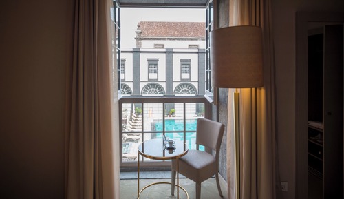 Suite junior, balcón (2 Adults + 2 Children)