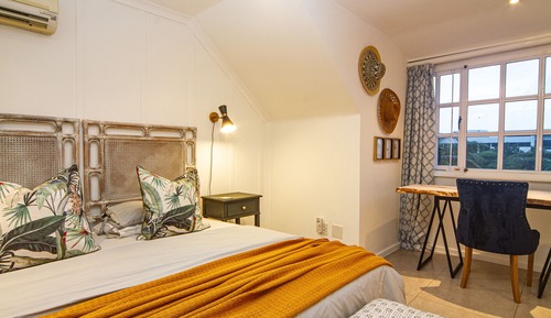 Habitación estándar con 2 camas individuales, 1 cama de matrimonio grande
