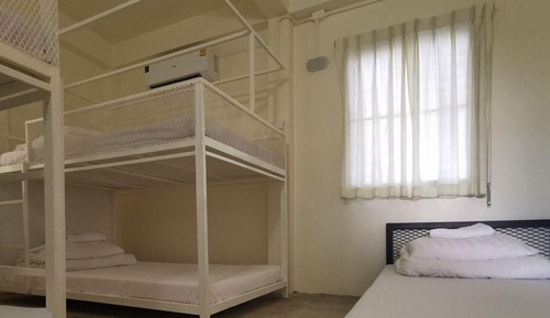 Dormitorio compartido básico, solo para mujeres, no fumadores