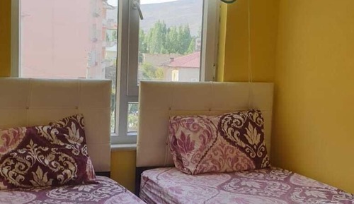 Habitación básica con 2 camas individuales