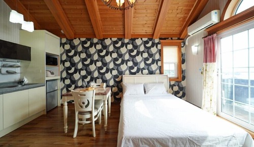 Room (Ivy)