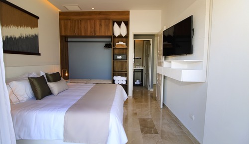 Suite superior, vistas parciales al mar