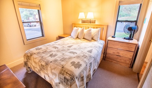 1 Bedroom Cabin River Castle 6