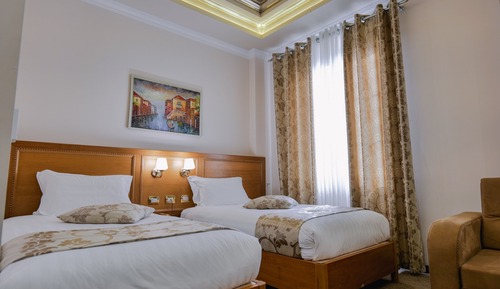 Habitación con 2 camas individuales, vistas a la ciudad