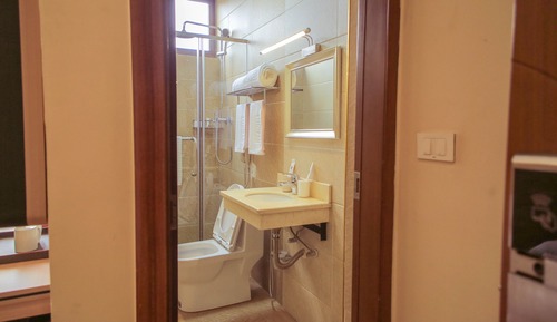 Habitación básica con 2 camas individuales
