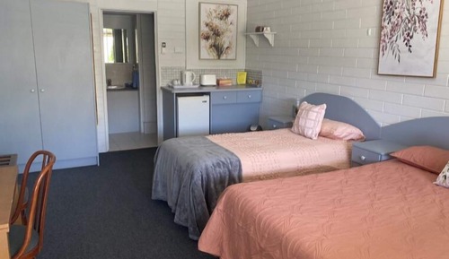 Habitación básica con 2 camas individuales