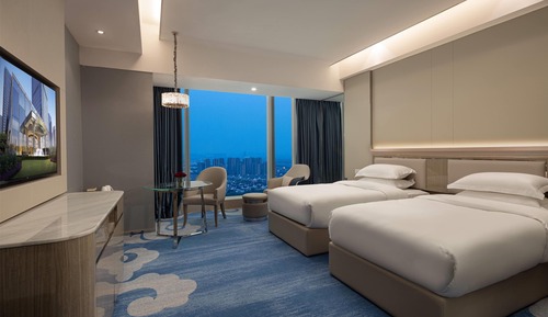 Deluxe Hollywood Twin Room with City View