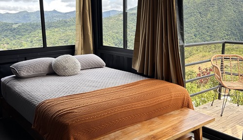 Studio Room 1 Queen bed, Parking View