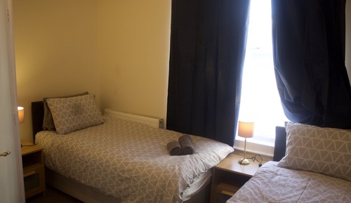 Habitación básica con 2 camas individuales, baño privado (Room 7 Twin en suite)