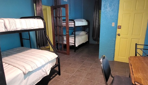 Dormitorio compartido estándar, solo para hombres, cocina, en la zona del jardín