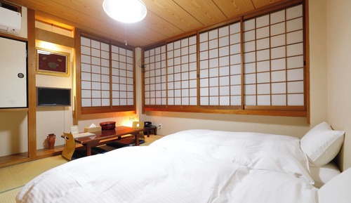 Habitación básica con 1 cama doble o 2 individuales