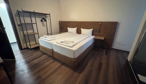 Habitación doble, 1 cama de matrimonio grande, baño privado