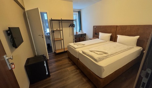 Habitación con 1 cama doble o 2 individuales, baño privado