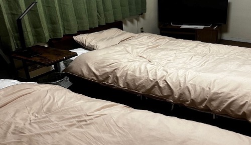 Habitación básica con 2 camas individuales