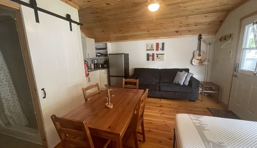 Casa de campo económica, 1 cama de matrimonio con sofá cama, cocina básica, vistas al lago