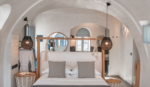 Honeymoon Suite with Sea View and Jetted tub