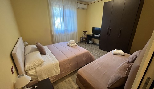 Habitación triple Confort, 1 cama de matrimonio con sofá cama, no fumadores, baño privado