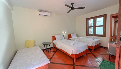 Habitación Deluxe con 2 camas individuales, balcón, vistas a la piscina