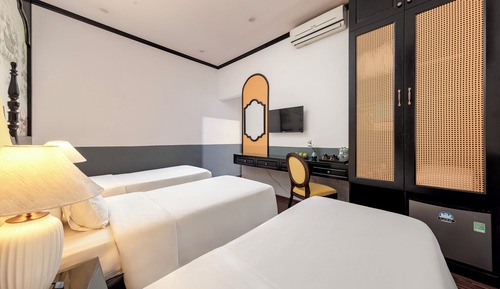 Habitación triple clásica, sin ventanas