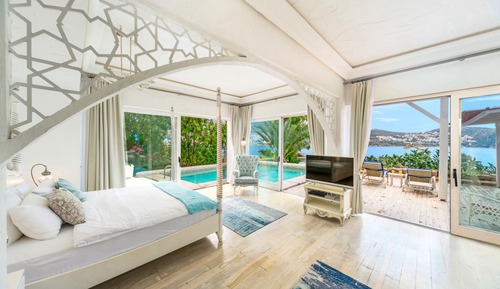 Signature Pool Suite