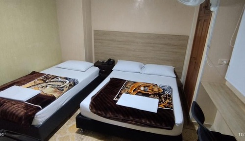 Habitación básica con 2 camas individuales