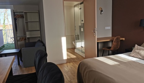 Estudio familiar, baño privado, vistas al jardín (Cemoi)