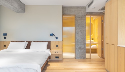 Estudio superior, 1 cama de matrimonio grande, balcón