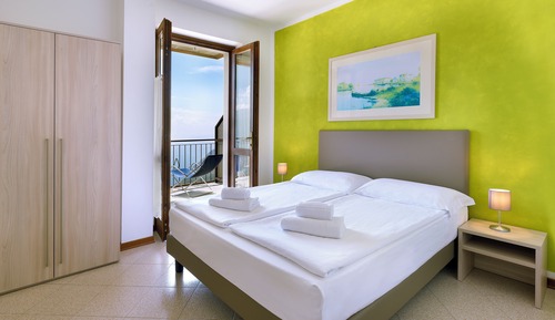 Apartamento básico, 2 habitaciones, vistas al lago, en edificio anexo