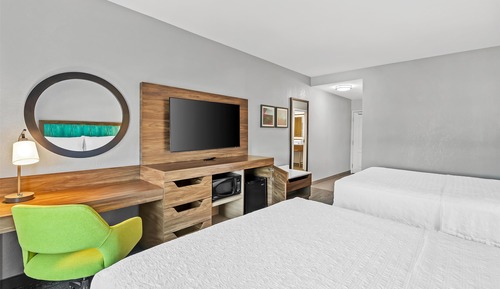 Habitación, 2 camas de matrimonio, frigorífico y microondas