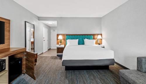 Habitación, 1 cama de matrimonio grande con sofá cama, frigorífico y microondas