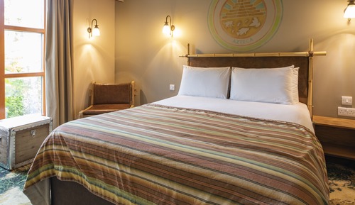 Azteca Discovery family room