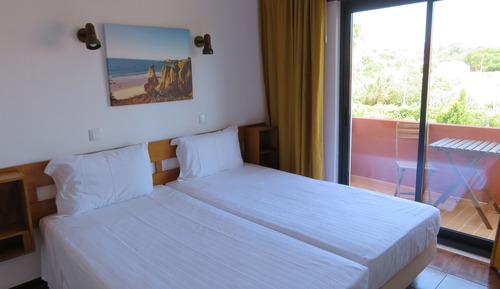 Habitación superior con 2 camas individuales, balcón, vistas al jardín
