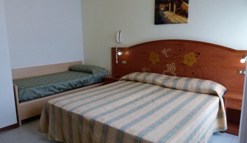 Habitación triple, vistas al mar
